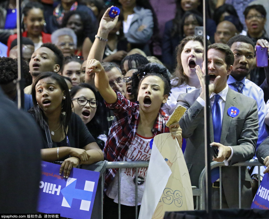 克拉克亚特兰大大学,一小组抗议者高喊口号企图破坏民主党总统候选人