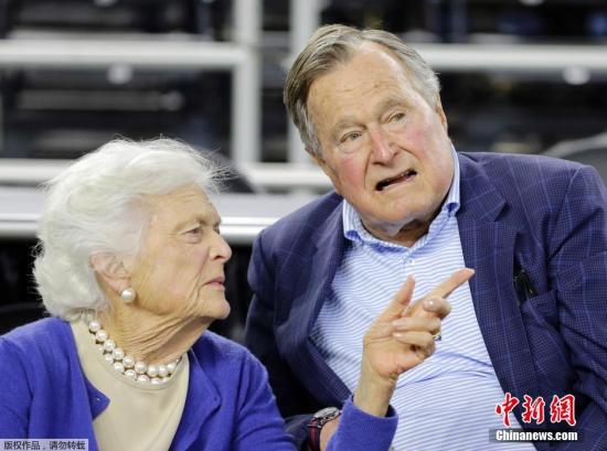 老布什与夫人在一起。（资料图）