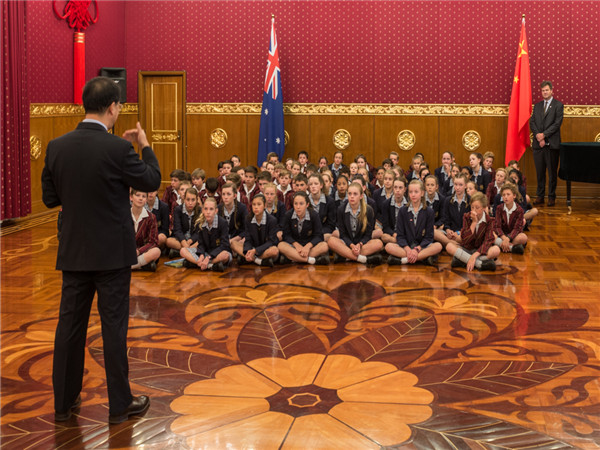 中国驻澳大使马朝旭与学生们交谈。