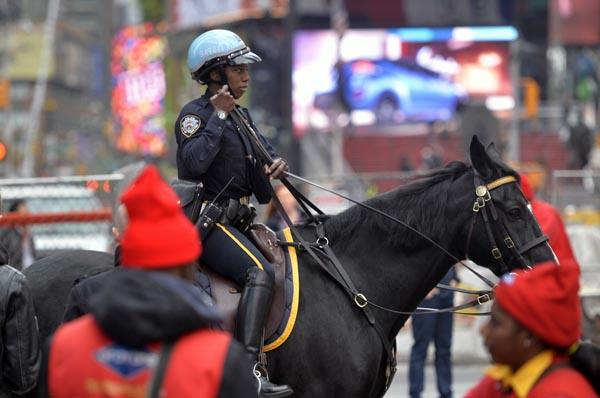 11月19日,一名骑警在纽约时报广场巡逻.(新华社记者王雷摄)
