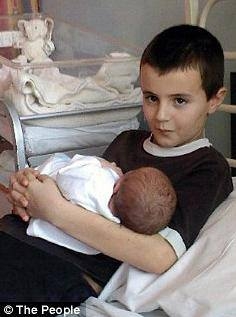 最小爸爸：11岁男孩和16岁女孩产子 惊呆小伙伴