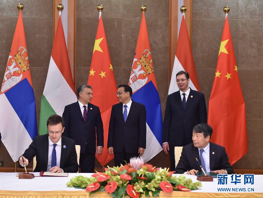 11月24日，国务院总理李克强在苏州与匈牙利总理欧尔班、塞尔维亚总理武契奇共同出席中匈、中塞两国三方共同建设的匈塞铁路合作文件签字仪式。新华社记者 高洁 摄