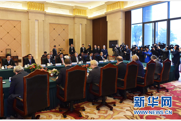 11月25日,中国国务院总理李克强在苏州东山宾馆会见来华出席第四次中国-中东欧国家领导人会晤的立陶宛总理布特克维丘斯。新华社记者高洁摄 11月25日,中国国务院总理李克强在苏州东山宾馆会见来华出席第四次中国-中东欧国家领导人会晤的立陶宛总理布特克维丘斯。新华社记者高洁摄