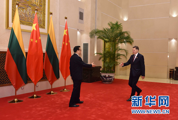 11月25日,中国国务院总理李克强在苏州东山宾馆会见来华出席第四次中国-中东欧国家领导人会晤的立陶宛总理布特克维丘斯。新华社记者高洁摄 11月25日,中国国务院总理李克强在苏州东山宾馆会见来华出席第四次中国-中东欧国家领导人会晤的立陶宛总理布特克维丘斯。新华社记者高洁摄