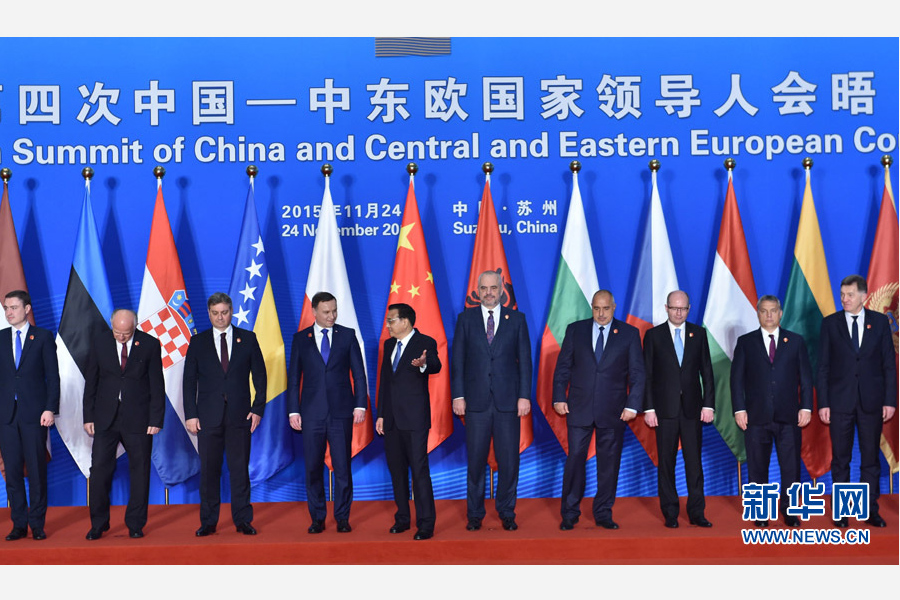 11月24日,国务院总理李克强在苏州太湖国际会议中心与中东欧16国领导人共同出席第四次中国-中东欧国家领导人会晤。李克强主持会晤。这是会晤开始前,李克强与16国领导人合影留念。新华社记者高洁摄 11月24日,国务院总理李克强在苏州太湖国际会议中心与中东欧16国领导人共同出席第四次中国-中东欧国家领导人会晤。李克强主持会晤。这是会晤开始前,李克强与16国领导人合影留念。新华社记者高洁摄