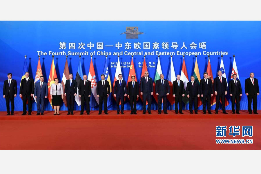 11月24日,国务院总理李克强在苏州太湖国际会议中心与中东欧16国领导人共同出席第四次中国-中东欧国家领导人会晤。李克强主持会晤。这是李克强同与会领导人合影。新华社记者 饶爱民 摄 11月24日,国务院总理李克强在苏州太湖国际会议中心与中东欧16国领导人共同出席第四次中国-中东欧国家领导人会晤。李克强主持会晤。这是李克强同与会领导人合影。新华社记者 饶爱民 摄