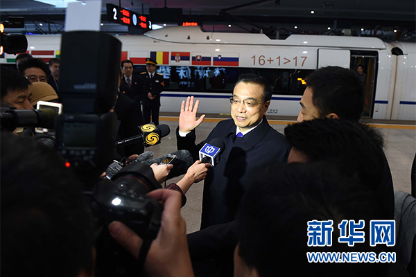 11月25日，中国国务院总理李克强邀请来华出席第四次中国－中东欧国家领导人会晤的中东欧国家领导人共同乘坐中国高铁。 新华社记者饶爱民摄