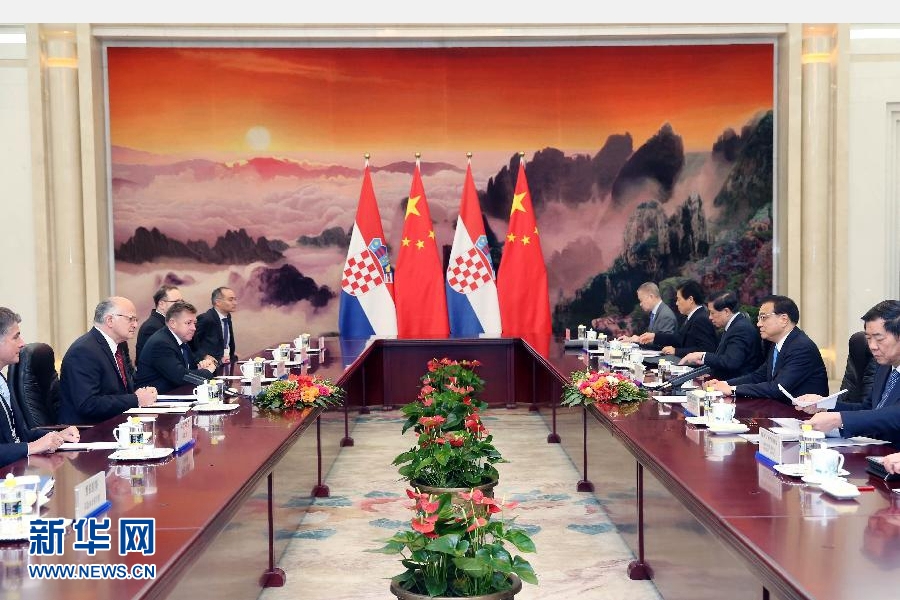 11月26日,中国国务院总理李克强在北京人民大会堂会见来华出席第四次中国-中东欧国家领导人会晤的克罗地亚议长莱科。 新华社记者姚大伟摄 11月26日,中国国务院总理李克强在北京人民大会堂会见来华出席第四次中国-中东欧国家领导人会晤的克罗地亚议长莱科。 新华社记者姚大伟摄