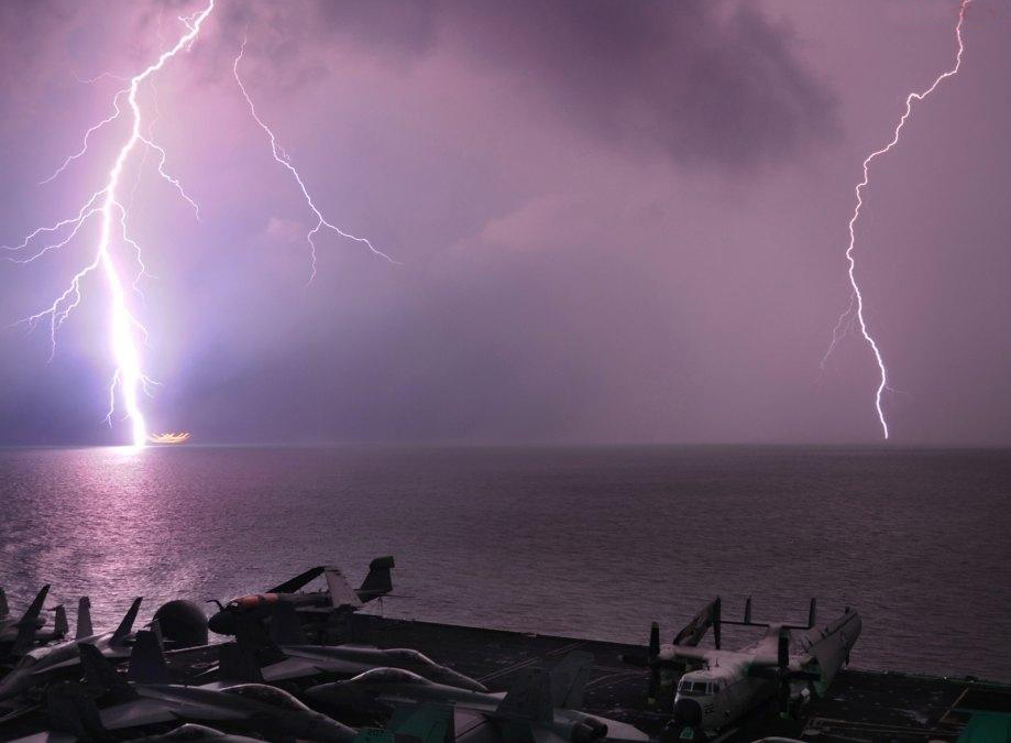 遭雷劈美军核航母遭遇恐怖闪电风暴高清