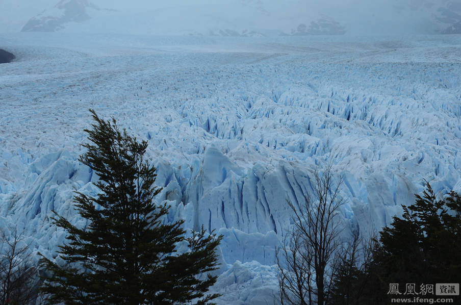 逐渐消融的莫雷诺冰川