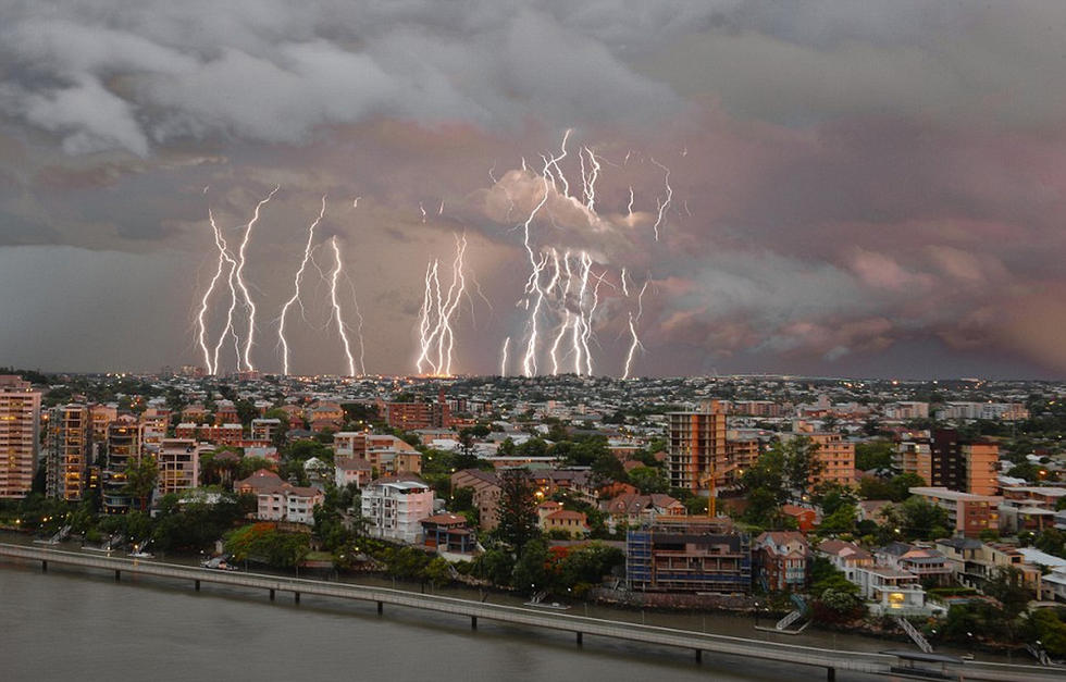 澳洲城市遭10万多道闪电击中场面壮观高清组图
