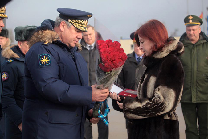 俄空天军司令邦达列夫向佩什科夫遗孀颁授奖章和证书.