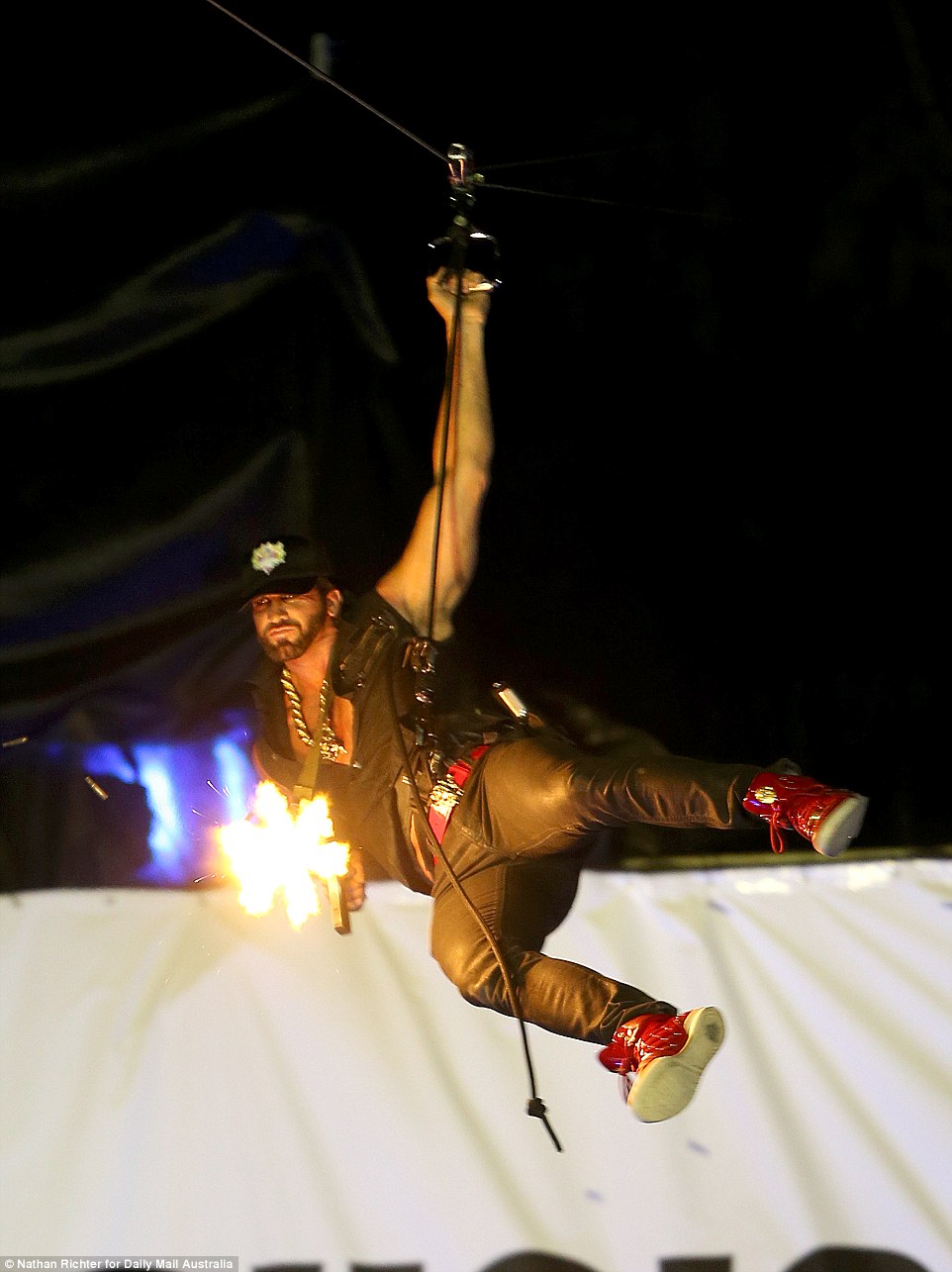 澳花花公子奢华派对烟火引燃丛林 消防出动