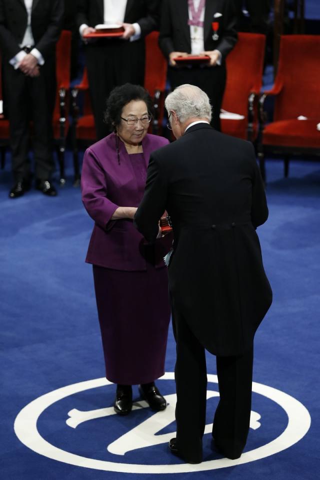 组图屠呦呦领取诺贝尔奖