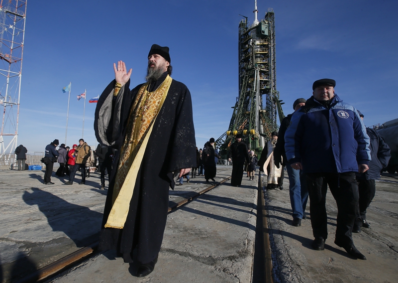 俄联盟号tma19m宇宙飞船将发射东正教牧师挥洒圣水祈祷高清组图
