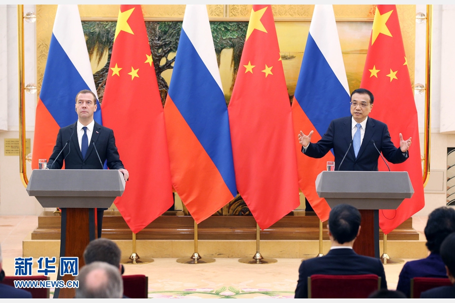 12月17日,国务院总理李克强在北京人民大会堂同俄罗斯总理梅德韦杰夫共同主持中俄总理第二十次定期会晤。这是会晤后,李克强与梅德韦杰夫共同会见记者。 新华社记者 姚大伟 摄 12月17日,国务院总理李克强在北京人民大会堂同俄罗斯总理梅德韦杰夫共同主持中俄总理第二十次定期会晤。这是会晤后,李克强与梅德韦杰夫共同会见记者。 新华社记者 姚大伟 摄