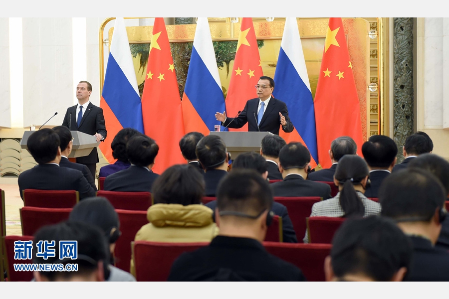 12月17日,国务院总理李克强在北京人民大会堂同俄罗斯总理梅德韦杰夫共同主持中俄总理第二十次定期会晤。这是会晤后,李克强与梅德韦杰夫共同会见记者。 新华社记者 张铎 摄 12月17日,国务院总理李克强在北京人民大会堂同俄罗斯总理梅德韦杰夫共同主持中俄总理第二十次定期会晤。这是会晤后,李克强与梅德韦杰夫共同会见记者。 新华社记者 张铎 摄