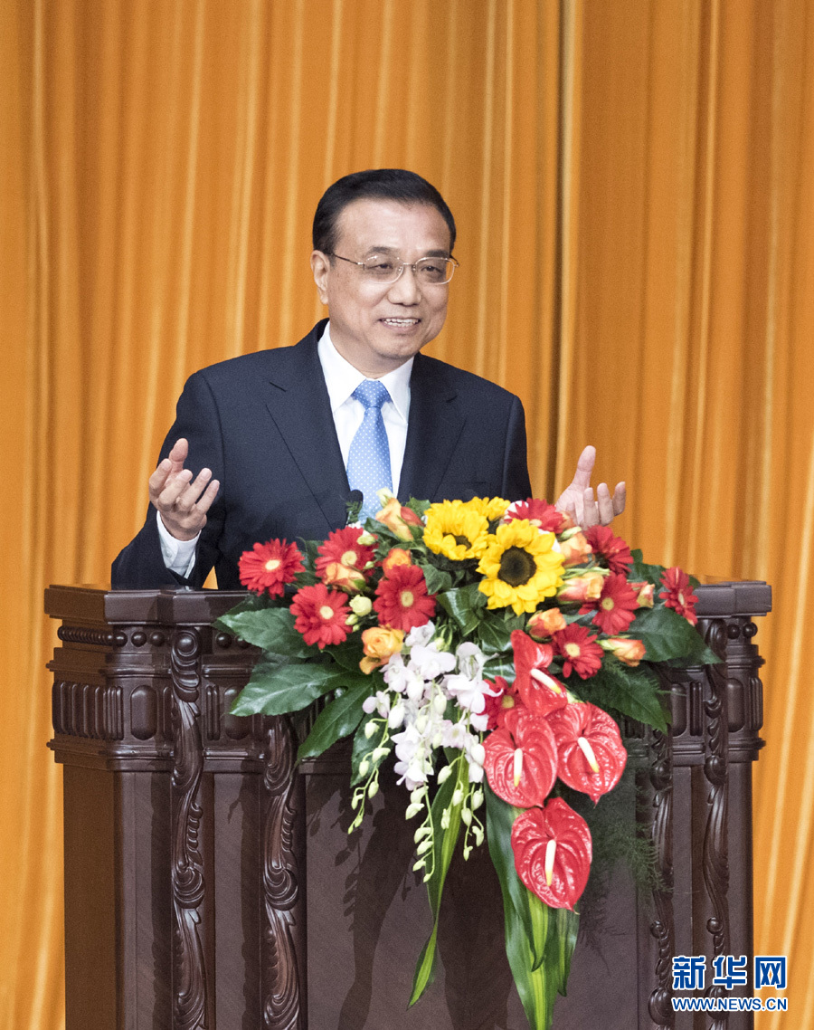 12月17日，国务院总理李克强在北京人民大会堂与俄罗斯总理梅德韦杰夫共同出席中俄青年友好交流年闭幕式暨中俄媒体交流年开幕式并致辞。新华社记者 王晔 摄