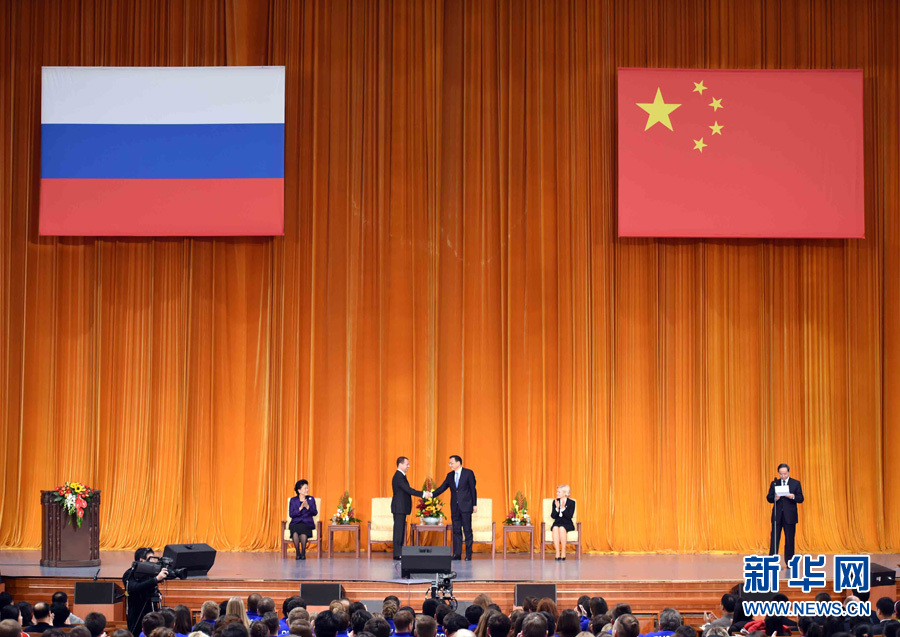 12月17日，国务院总理李克强在北京人民大会堂与俄罗斯总理梅德韦杰夫共同出席中俄青年友好交流年闭幕式暨中俄媒体交流年开幕式并致辞。新华社记者 张铎 摄 