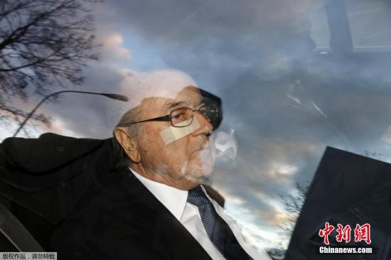 当地时间2015年12月17日，瑞士苏黎世，被停职的国际足联主席布拉特乘车抵达国际足联总部。国际足联道德委员会当天就布拉特和普拉蒂尼的腐败案件召开听证会。这是布拉特被&ldquo;禁足&rdquo;多日之后首次公开亮相。