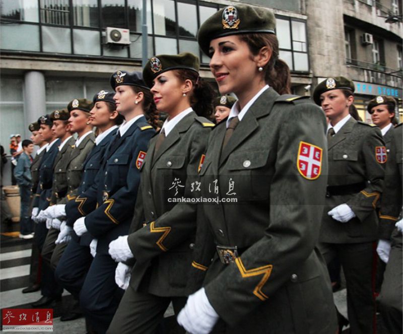 会卖萌会玩刀塞尔维亚可爱女兵报到组图