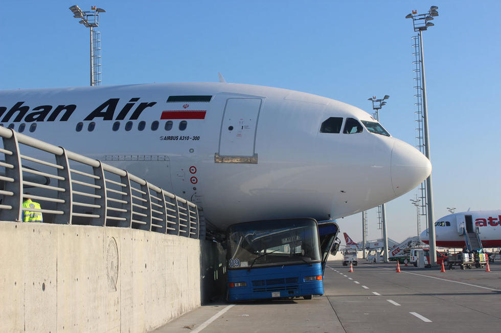 伊朗客机降落时撞上机场护栏压垮巴士(高清组图)