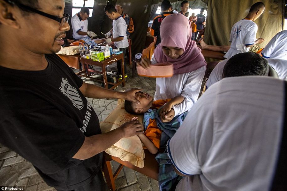 印尼男孩集体割礼现场痛苦惨叫哭声连连组图