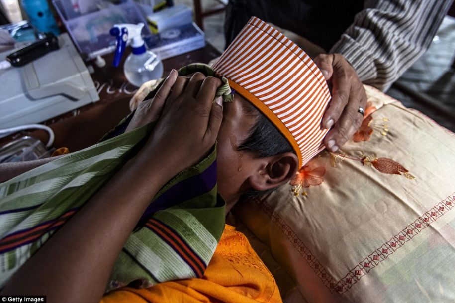 印尼男孩集体割礼现场痛苦惨叫哭声连连组图