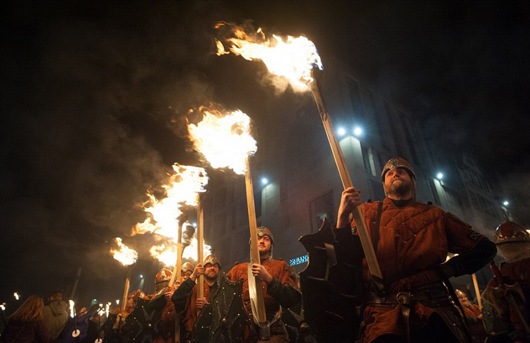 苏格兰万人举火炬游行 红红火火新年(组图)
