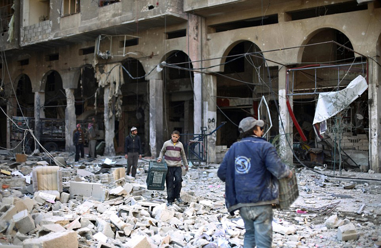 《每日邮报》12月30日报道,近日,叙利亚霍姆斯市的一对新人在战争废墟