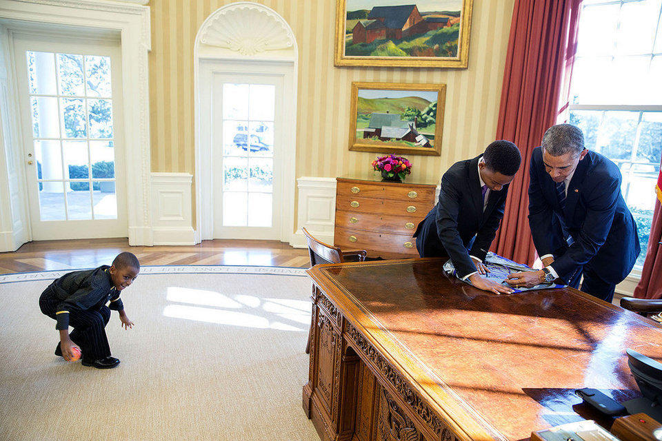 白宫发布年度最佳照片女官员拳打奥巴马