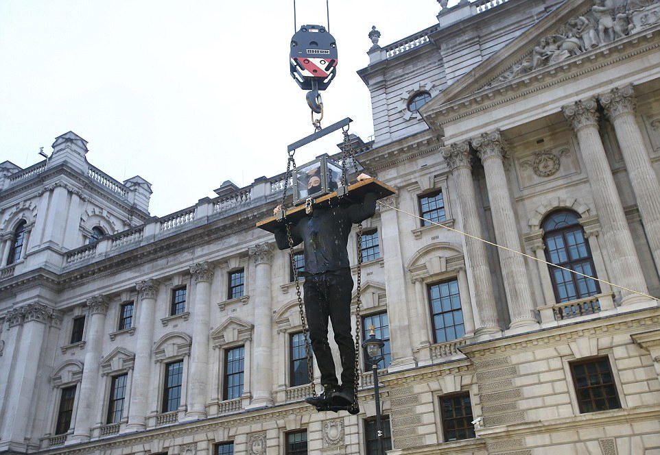 魔术师伦敦街头演绎高空逃生高清组图
