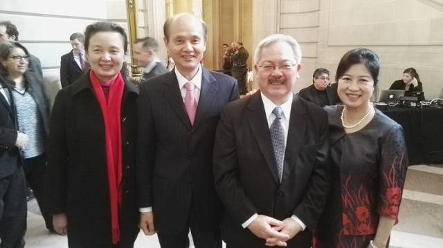 华人市长李孟贤(右二)和妻子与中国驻旧金山总领事罗林泉(左二)和妻子