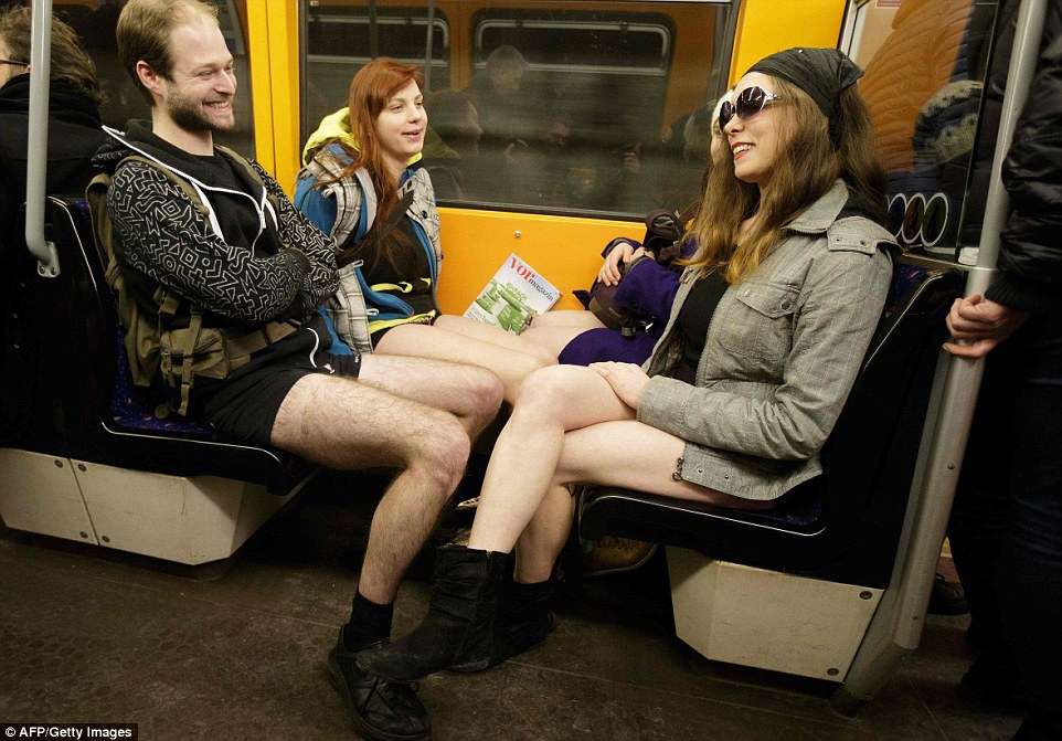 全球&ldquo;无裤日&rdquo;:不穿裤子乘地铁