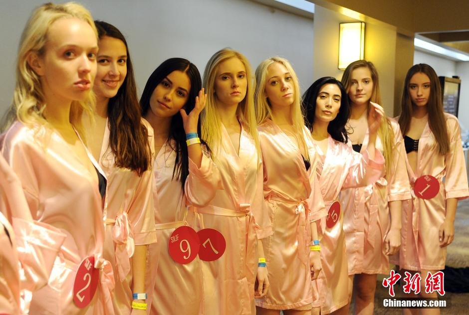 国际内衣超模选秀美国海选模特披睡袍亮相组图