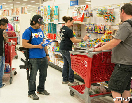 德克萨斯新法允许携枪招摇过市 母亲背枪逛超市