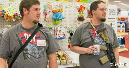 德克萨斯新法允许携枪招摇过市 母亲背枪逛超市