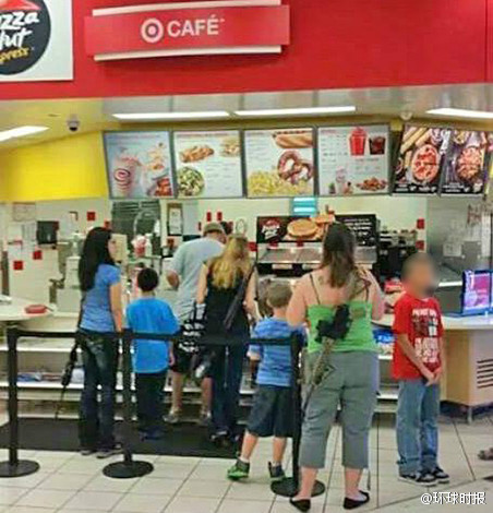 德克萨斯新法允许携枪招摇过市 母亲背枪逛超市