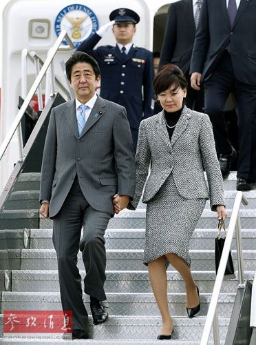 资料图片:安倍晋三与妻子安倍昭惠台媒称,日本首相安倍晋三8日在日本
