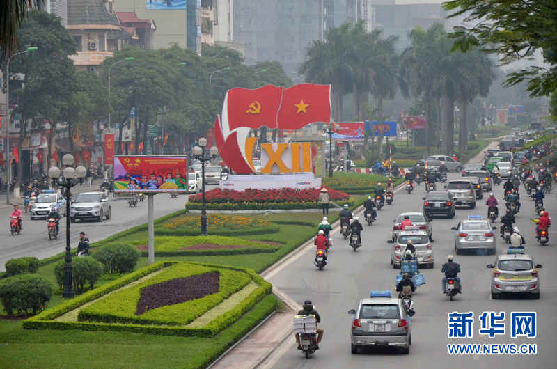 在大会召开前,越南首都河内许多街道挂满了越南国旗,党旗,主要路口摆