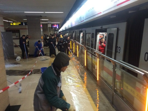上海地铁锦江乐园站站台内屋顶漏水 水柱倾盆而下