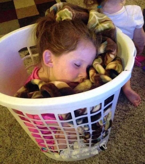 太困了！熊孩子何时何地都能睡着