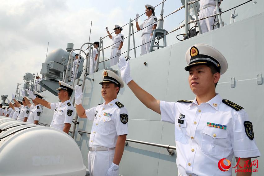 舰艇停靠码头,护航官兵向码头欢迎人员挥手致意.曾行贱摄