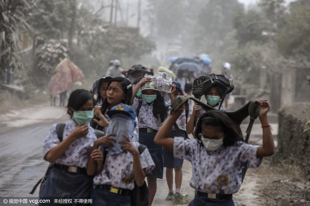 印尼锡纳朋火山喷发万名村民疏散逃命