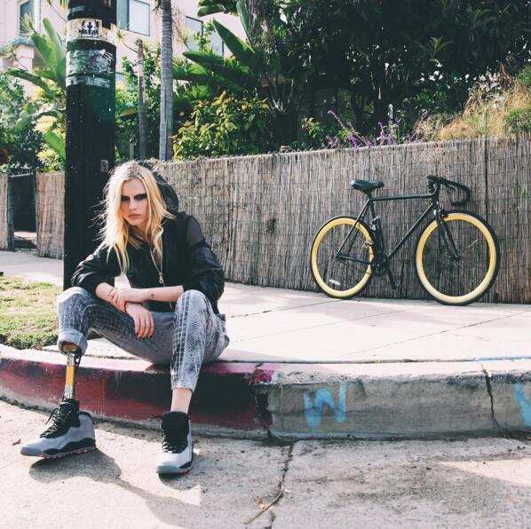 独腿妹子戴金色假肢在时装周首秀燃爆全场组图