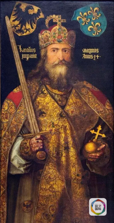 路易十四身上披的这件蓝色加冕礼袍也曾穿在其他法国国王的