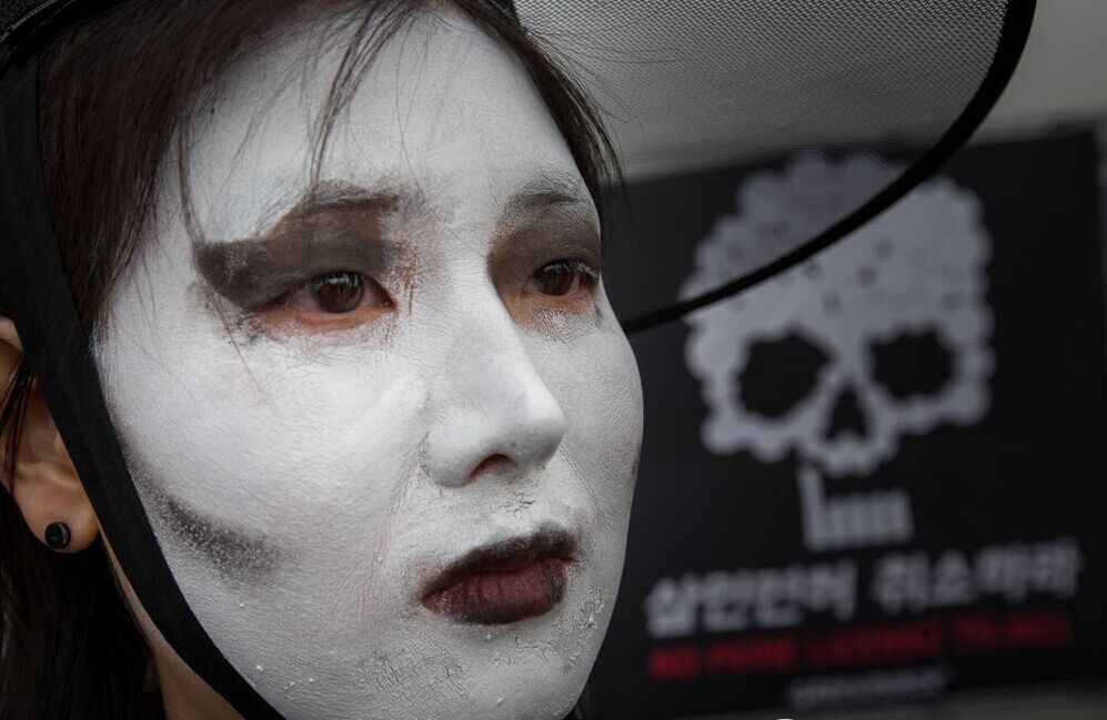 韩国环保人士装死尸穿鬼衣抗议新建发电厂组图