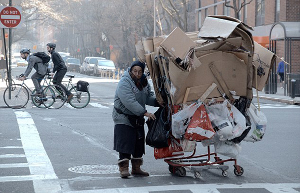 纽约六旬拾荒者家当横占整条街区组图
