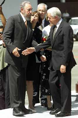 美国前总统卡特与菲德尔&middot;卡斯特罗亲切交谈。