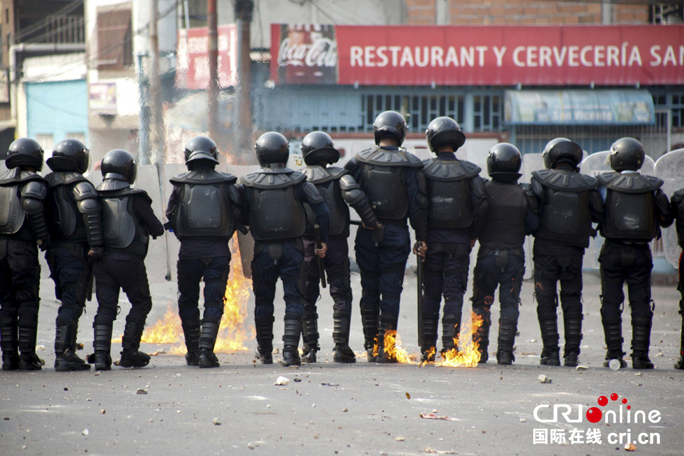 委内瑞拉爆发反政府示威致2名警察死亡组图